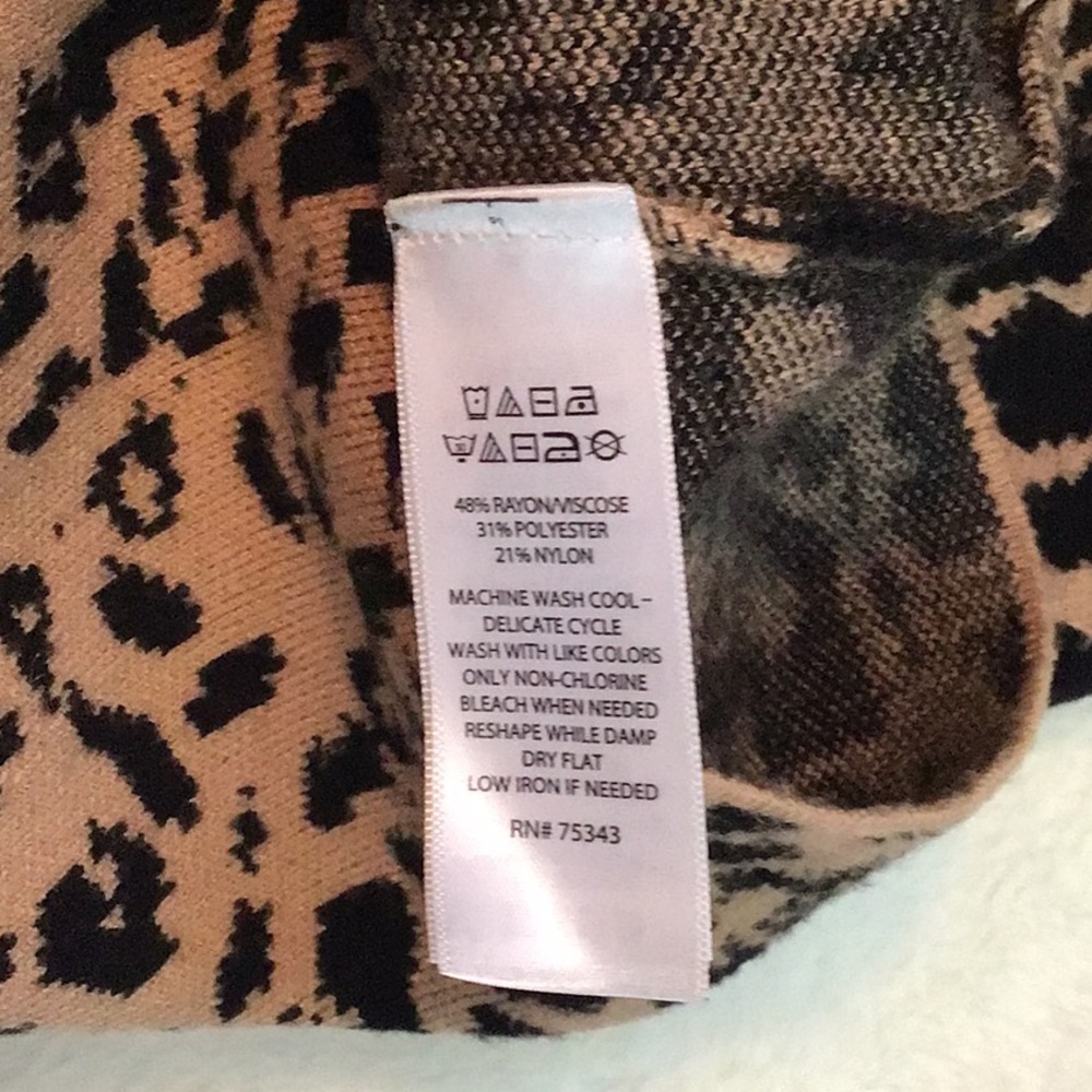 Tahari 🐆 leopard mock neck sweater - Picture 8 of 8